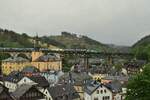 192 059 von Flex Bahndienstleistungen überquert die Trogenbachbrücke über den Ort Ludwigsstadt in Richtung Probstzella.