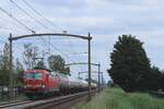 Bei der bekannte Bahnübergang in Hulten wird am 5 Juni 2024 der Gaskesselwagenzug nach Sloe mit 193 346 fotografiert.