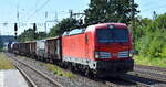 DB Cargo AG, Mainz mit ihrer   193 372  [NVR-Nummer: 91 80 6193 372-0 D-DB] und einem gemischten Güterzug am 29.07.24 Höhe Bahnhof Saarmund.