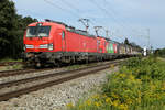 DB Cargo 193-355 zieht einen KLV Zug in Richtung München am 22.08.2024 bei Zorneding.