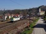 Die 193 781 mit einem Autozug am 08.04.2018 bei der Durchfahrt in Wernstein.