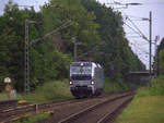 193 810 von der Rurtalbahn-Cargo  kommt als Lokzug aus Mönchengladbach-Hbf nach Aachen-West nd fährt die Kohlscheider-Rampe hoch aus Richtung Herzogenrath und fährt durch Kohlscheid in