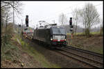 Vectron MRCE X4E-852 ist hier am 31.03.2019 um 9.09 Uhr am Ortsrand von Hasbergen mit einem Container Zug auf der Rollbahn in Richtung Münster unterwegs.
