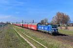 193 848 mit einem Autozug am 30.03.2019 bei Plattling. 