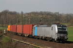 193 826 am 07.04.2019 mit einem Containerzug bei Friedland.