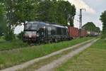 Die MRCE 193 702-8 kommt bei Boisheim mit einem Containerzug gen Venlo. 18.5.2019