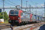 Doppeltraktion, mit den Siemens Vectron 193 469-4 und 193 477-7 durchfährt den Bahnhof Pratteln.