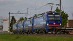 Überfuhr von vier neuen SBB Cargo International Vectronen: Führend ist die 193 531  Reuss , geschleppt 529  Neckar ,  530  Po  und 528  Mosel . Aufgenommen bei Schwaderloch AG (CH) am Abend des 24.04.2020.