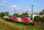 Die 193 750 (CargoMotion) verlässt Komárom mit einem Kesselwagenzug in Richtung Komárno (in der Slowakei). Komárom, 22.07.2020.