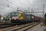 Eingemietete Siemens Vectron 193 717-6 der BLS durchfährt den Bahnhof Pratteln.