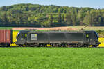 Mitzieher von 193 601 mit einem Containerzug bei Seubersdorf Richtung Regensburg, 23.04.2020