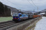 Doppeltraktion, mit den Loks 193 516-2 und 189 106-8 fährt Richtung Bahnhof Gelterkinden. Die Aufnahme stammt vom 01.02.2022.