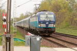 193 290 (NVR-Nummer: 91 80 6193 297-4 D-ELOC) Vectron mit einem Eurocity EC passiert den Ort Rangsdorf (Groß Machnow) in Höhe der Pramsdorfer Straße am 01. Mai 2022.

