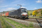 X4 E-871 ist am 12.10.2022 mit einem Containerzug bei Thüngersheim unterwegs.