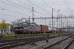 Siemens Vectron 193 658-2 durchfährt am 13.10.2022 den Bahnhof Pratteln.