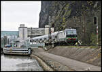 ELL 193950 hat hier am 18.4.2023 einen schweren Zementzug am Haken. Der Zug durchfährt hier um 11.51 Uhr gerade unterhalb der Burg Strekov in Usti nad Labem das Seitentor des dortigen Elbestauwerks.