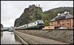 ELL 193950 ist hier am 18.4.2023 unterhalb der Burg Strekov in Usti nad Labem mit einen schweren Zementzug auf der rechten Elbeseite unterwegs.