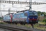 Am 16.06.2023 schleppt die Siemens Vectron 193 528-7 die Siemens Vectron 193 475-1 durch den Bahnhof Pratteln.