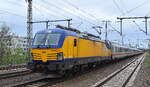 NS - Nederlandse Spoorwegen N.V., Utrecht [NL] mit der ELL Vectron  193 499  [NVR-Nummer: 91 80 6193 499-1 D-ELOC] und DB IC-Wagengarnitur (leer) Richtung Berlin am 11.04.24 Durchfahrt Bahnhof Golm (Potsdam).
