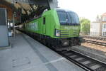Die 193 431 von Flixtrain vor dem FlX nach Köln frühmorgens im Juni 2024 im Bahnhof Dresden-Hauptbahnhof.