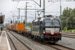 Beacon Rail X4 E - 607 mit einem Containerzug am 2. Juli 2024 in Sande Bahnhof. Der Zug kommt vom Jade-Weser-Port und fährt Richtung Oldenburg.