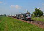 193 854 + 193 872 mit einem Güterzug bestehend aus Silo- und Kesselwagen am 30.04.2014 bei Plattling.