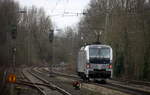 Ein Nachschuss von der 193 810 von der Ruratlbahn  kamm als Lokzug die Kohlscheider-Rampe hoch aus Richtung Neuss und fuhr in Richtung Aachen-West und fährt durch Kohlscheid. 
Aufgenommen von Bahnsteig 1 in Kohlscheid.
Bei Wolken und Sturm am Vormittag vom 27.2.2017. 