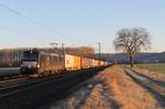 193 871 MRCE mit Containern bei Retzbach-Zellingen am 28.03.2017