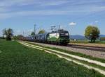 Die 193 245 mit einem Stahlzug am 06.05.2017 unterwegs bei Langenisarhofen.