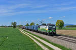 193 245 mit einem Stahlzug am 06.05.2017 bei Langenisarhofen.