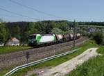 Die 193 814 mit einem Kesselzug am 19.05.2017 unterwegs bei Haiding.