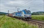 193 881 von boxXpress ist mit einen Containerzug in Richtung Norden bei Reilos unterwegs,gesehen am 08.06.2017.