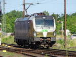 Am 18.06.2017 kam dann die 193 218 mit dem leeren Hackschnitzelzug für Kehl aus Richtung Borstel nach Stendal.Hier rangierte sie gerade um ihren Zug herrum.