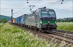 193 201 von ELL sind mit einen Containerzug bei Reilos am 08.06.2017 zu sehen