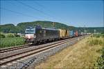 X4E-604 (193 604) von MRCE ist mit einen Containerzug bei Harrbach am 05.07.2017 unterwegs.