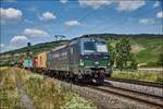 193 201 passiert mit ein Containerzug am 05.07.2017 Thüngersheim und ist weiter in Richtung Süden.