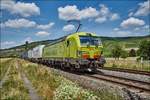 193 552 ist mit einen Aufliegerzug bei Thüngersheim am 05.07.2017 unterwegs.