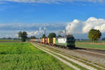 193 223 mit einem Containerzug am 09.10.2015 bei Langenisarhofen.