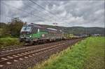 193 277 ist mit einen Aufliegerzug bei Reilos am 04.10.2017 zu sehen.