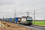 Die 193 242 fährt in Osterhofen im Regen mit einem Containerzug vorüber.Bild 8.12.2017