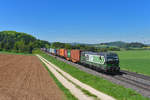 193 208 mit einem Containerzug am 17.05.2018 bei Darshofen.