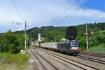 193 874 mit einem Containerzug am 19.07.2017 bei Wernstein am Inn.