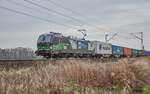 193 236 ist am 11.04.2018 mit einen Containerzug bei Friedland in Richtung Norden unterwegs.