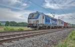 193 841 ist am 23.05.2018 mit einen Containerzug in Richtung Göttingen untertwegs,gesehen bei Friedland.