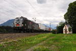 Der MRCE-Vectron X4E 876  Tag der Maueröffnung  am 05.07.2018 in Brixlegg in Richtung Brenner.