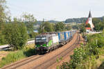 193 830 mit einem Taschenwagenzug in Richtung Plattling bei Hausbach am 15.08.2018.