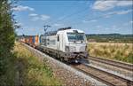 193 813-3 ist mit seinen Containerzug in Richtung Süden unterwegs,gesehen am 16.08.2018 bei Pölling.