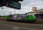 Endstation Plauen? Nein, der Stille Nacht Vectron von SETG 193 219 rangiert an einen Ganzzug.