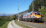 193 640 und ES 64 F4 098 mit einem Sattelauflieger-Zug nach Italien bei Mühlbachl, 13.10.2018.