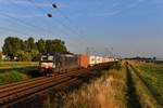 193 877 mit einem Containerzug am 21.08.2018 bei Plattling.